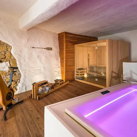 Design House With Pool & Direct Access To The Sea ヴィラ *