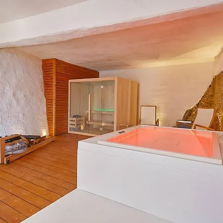 Design House With Pool & Direct Access To The Sea ヴィラ *