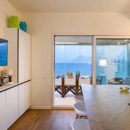 Design House With Pool & Direct Access To The Sea Βίλα *