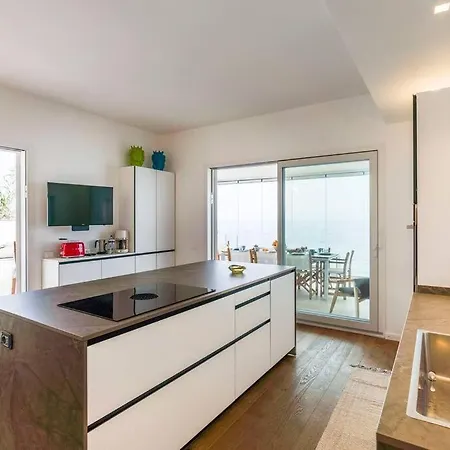 Design House With Pool & Direct Access To The Sea