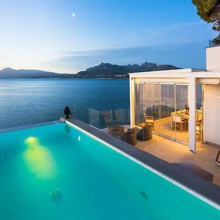 Design House With Pool & Direct Access To The Sea Βίλα