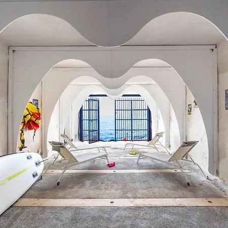 Design House With Pool & Direct Access To The Sea