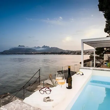 Design House With Pool & Direct Access To The Sea Βίλα