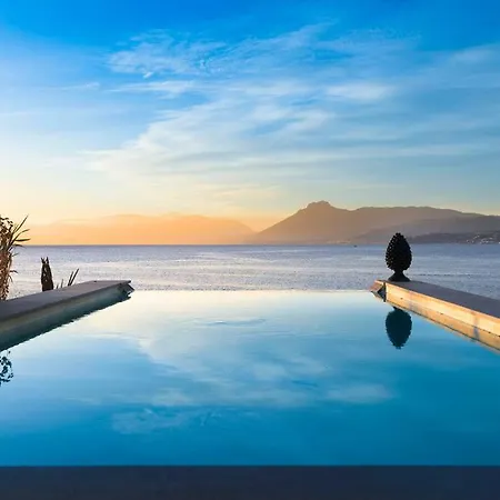 Design House With Pool & Direct Access To The Sea Βίλα