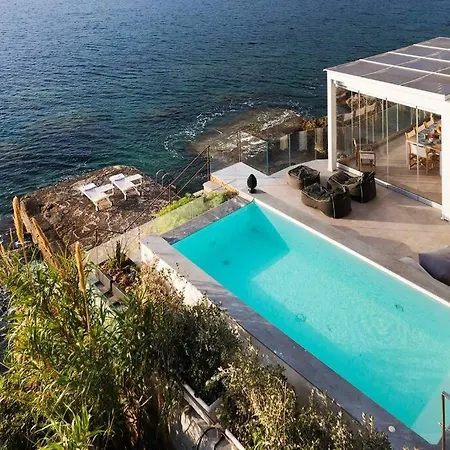 Design House With Pool & Direct Access To The Sea *