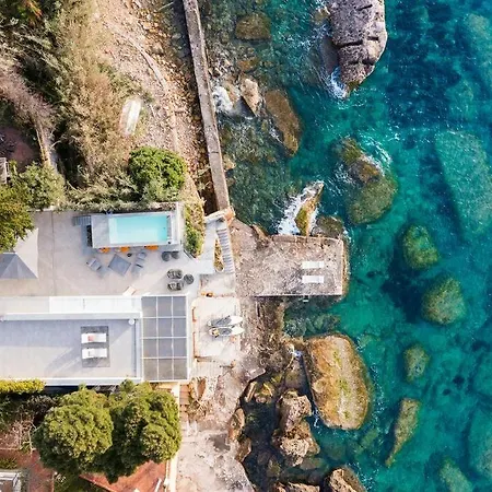 Design House With Pool & Direct Access To The Sea *